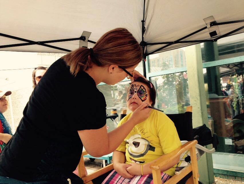 face painter on the job barrie farmers market